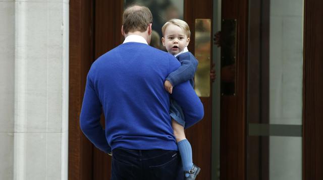 Príncipe George visita a su hermana recién nacida en hospital  - 4