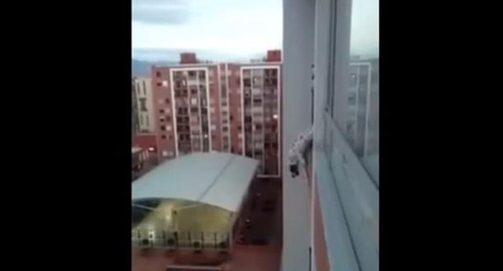 Un pequeño caen estaba a punto de morir al caer del balcón de un edificio cuando de pronto un hombre hizo lo impensado por él. (Foto: Facebook)