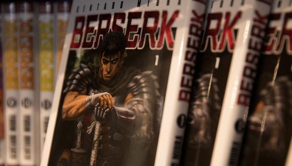 Libros del manga "Berserk" pueden ser vistos alrededor de todo el mundo, como muestra esta foto de la Feria del Libro de París del 2019. El manga será retomado, a pesar de la muerte del autor, gracias a la colaboración entre su asistente y el mangaka Kouji Mori.  (Foto: JOEL SAGET / AFP)