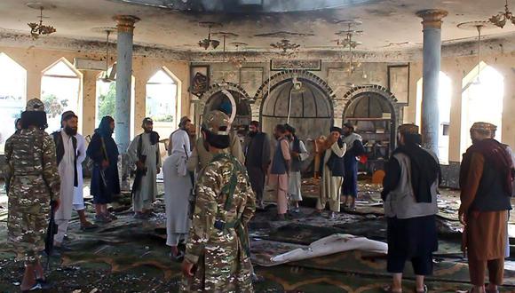En la foto podemos ver a combatientes talibanes  investigando dentro de una mezquita chií después de un ataque suicida con bomba en Kunduz el 8 de octubre de 2021. (Foto: AFP)