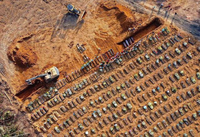 Vista aérea de ataúdes que son enterrados en fosas comunes en el cementerio Parque Taruma en Manaos, estado de Amazonas. Brasil es el país de Sudamérica con más casos y fallecidos por coronavirus. (AFP / MICHAEL DANTAS).