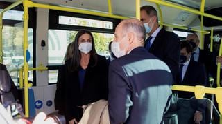 Los reyes de España Felipe y Letizia van en autobús a trabajar