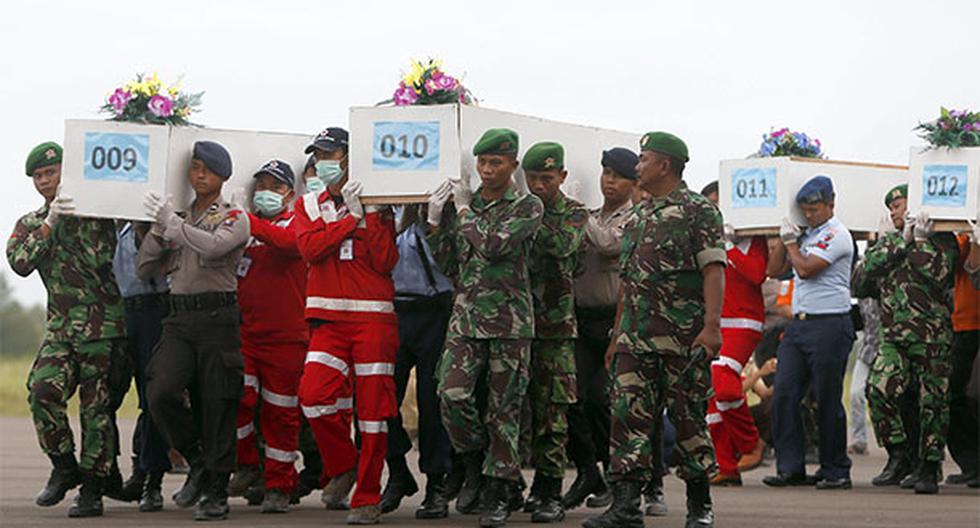 Son más de 30 los cuerpos recuperados de las víctimas del avión de AirAsia. (Foto: EFE)