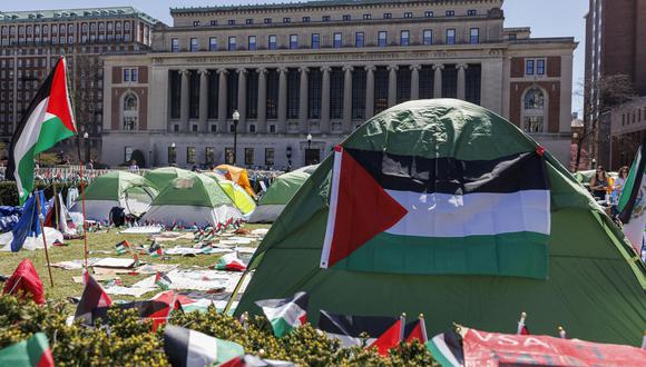 Estudiantes propalestinos continúan acampando en el campus de la Universidad de Columbia para protestar por los vínculos de la universidad con Israel. EFE/EPA/SARAH YENESEL