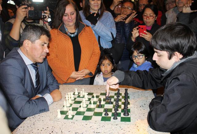 El alcalde de Miraflores, Luis Molina, inauguró la Plaza de Ajedrez. (Foto: Municipalidad de Miraflores)