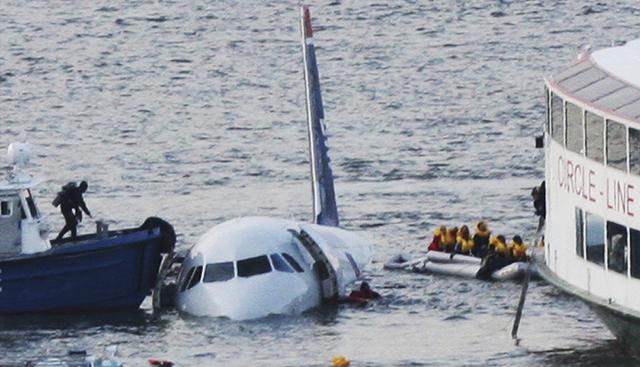 Se cumplen ya 10 años del llamado "milagro en el Hudson", donde un avión con 150 pasajeros a bordo amenizó con éxito gracias a la pericia de su piloto, el capitán "Sully". (AP)