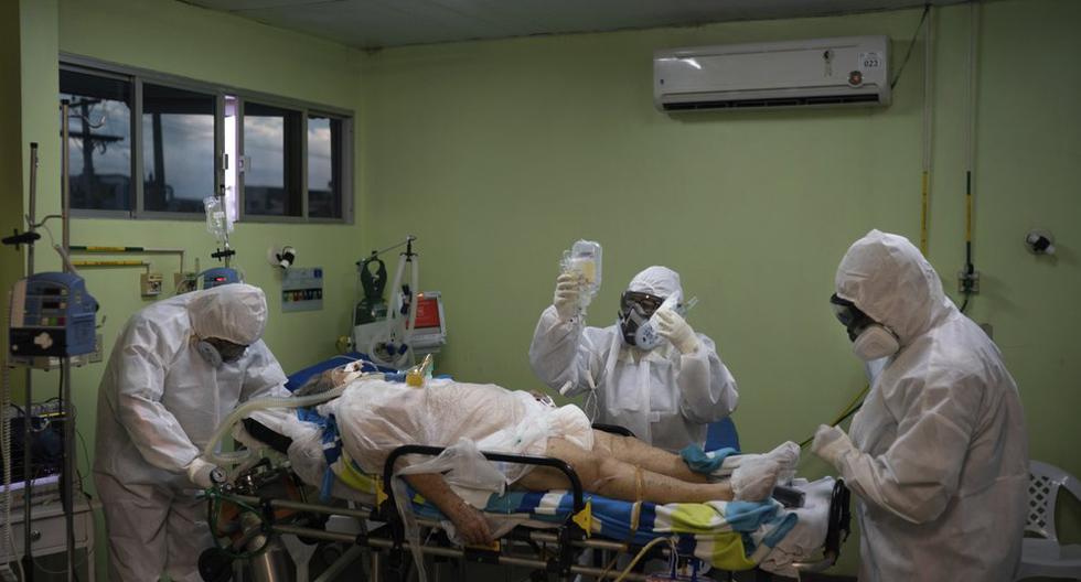 Médicos de urgencias trasladan a un paciente con COVID-19 a un hospital, en Manaos, Brasil, el 15 de mayo de 2020. Per cápita, Manaos es la ciudad de Brasil más golpeada por el COVID-19. (AP Foto/Felipe Dana).