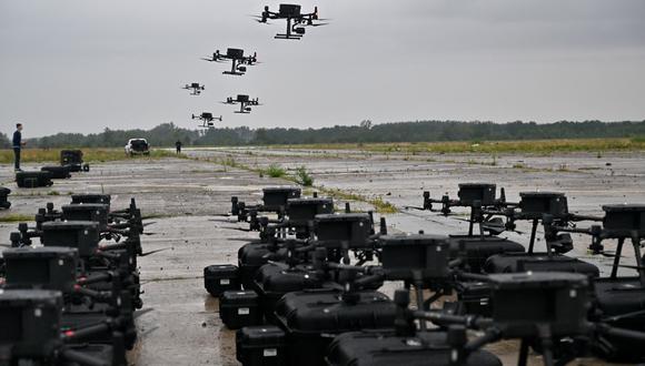 Imagen de archivo | Los drones de reconocimiento DJI Matrice 300, comprados en el marco del programa 'El ejército de drones', se ven durante vuelos de prueba en la región de Kiev el 2 de agosto de 2022, antes de ser enviados a la línea del frente. (Foto de Serguéi SUPINSKY / AFP)