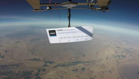 El Afrodita 1 volando en el espacio cercano y cargando el mensaje de la organización. (Foto: captura de YouTube)