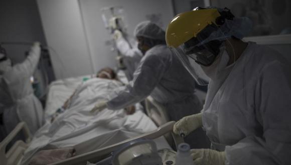 El país sudamericano ha superado ya la barrera de los 70 mil muertos por COVID-19. | (Foto: Ivan Valencia/Bloomberg).