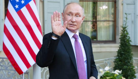 El presidente de Rusia, Vladimir Putin, saluda al salir de Villa La Grange después de la cumbre entre Estados Unidos y Rusia en Ginebra, el 16 de junio de 2021. (DENIS BALIBOUSE / POOL / AFP).