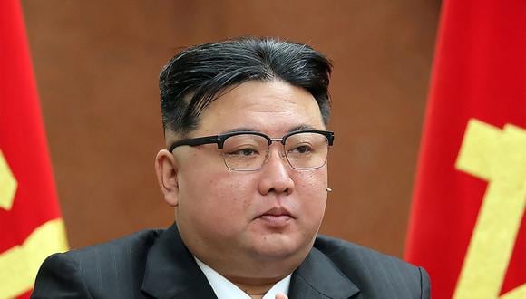 El líder norcoreano Kim Jong-un asiste a la IX Reunión Plenaria del VIII Comité Central del Partido de los Trabajadores de Corea en las oficinas del Comité Central del WPK en Pionyang, el 26 de diciembre de 2023. (Foto de KCNA VIA KNS / AFP)