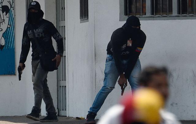 Venezuela: paramilitares y policías disparan contra manifestantes en San Antonio del Táchira. (AFP).