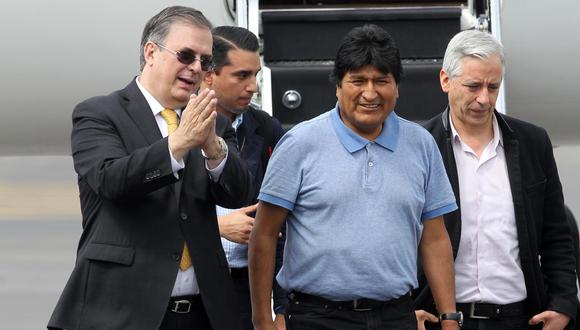 El canciller mexicano Marcelo Ebrard (izquierda) recibe al expresidente de Bolivia Evo Morales y al exvicepresidente Álvaro García Linera a su llegada a México. (EFE/ Mario Guzmán).