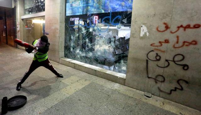 Los bancos sufren la ira popular durante los enfrentamientos nocturnos en Beirut. (Foto: AFP)