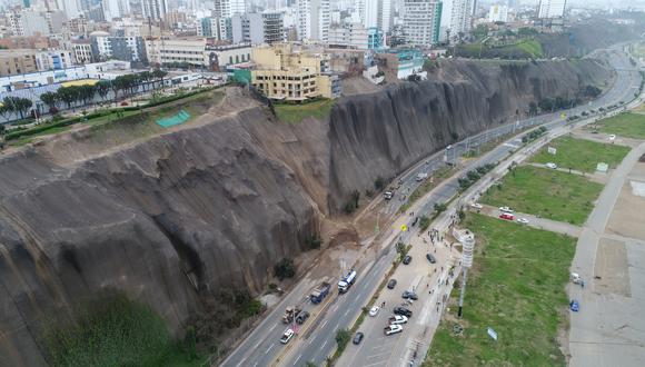 El desprendimiento de tierra y rocas bloqueó tres carriles de la Costa Verde. (Foto: Carlos Hidalgo/El Comercio)