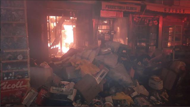 Incendio en Puente Piedra consume el mercado Monumental. (Foto: Twitter/@RivaWarr)