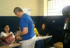 Elecciones en Ecuador: Hermano de Rafael Correa acude a votar junto a 'Darth Vader'