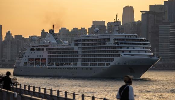 El crucero 'Silver Spirit' navega hacia el puerto Victoria en Hong Kong, China, el 18 de enero de 2023. (Foto de EFE/EPA/JEROME FAVRE)