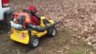 Niño le dio este increíble uso a su auto de juguete [VIDEO]