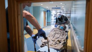Los hospitales británicos luchan por encontrar espacio para pacientes de coronavirus