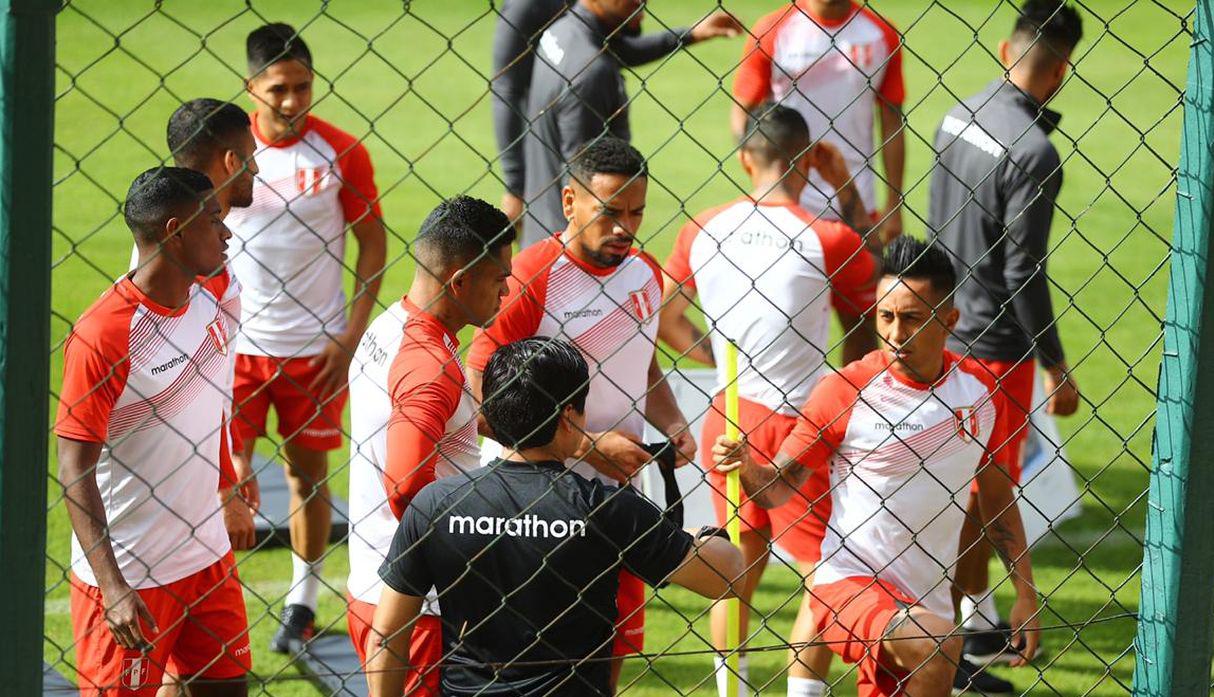 El plantel de la Blanquirroja se entrenó en el CT Barra Funda del Sao Paulo FC. El Perú vs. Brasil define el paso de ambas selecciones a cuartos de final de la Copa América. (Foto: Daniel Apuy / El Comercio)