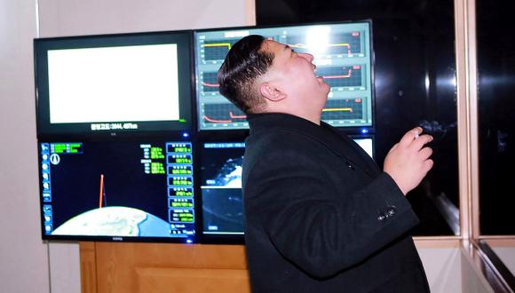 Kim Jong-un, líder de Corea del Norte, celebra el lanzamiento de un misil balístico capaz de alcanzar territorio estadounidense. (Foto: AFP)