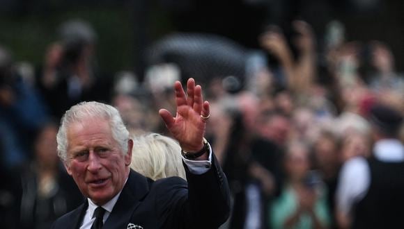 El rey Carlos III de Gran Bretaña y la reina consorte Camilla de Gran Bretaña saludan a la multitud a su llegada al Palacio de Buckingham en Londres, el 9 de septiembre de 2022 (Foto: Daniel LEAL / AFP)