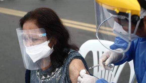 Inoculación de personas mayores de 70 años en Campo de Marte. (Foto: Jesus Saucedo/ @photo.gec)