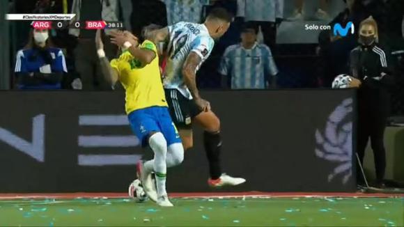 El codazo de Otamendi a Rapinha en el Argentina vs. Brasil. (Fuente: Movistar Deportes)