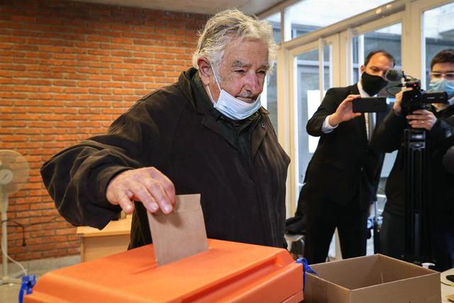 El expresidente y senador uruguayo José Mujica vota, este domingo, durante el desarrollo de las elecciones departamentales, en Montevideo. (Foto: EFE/Raúl Martínez)