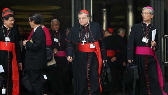 El cardenal Raymond Burke, al centro, y sus compañeros prelados ultraconservadores están trabajando para extender el apoyo eclesiástico a los políticos nacionalistas.