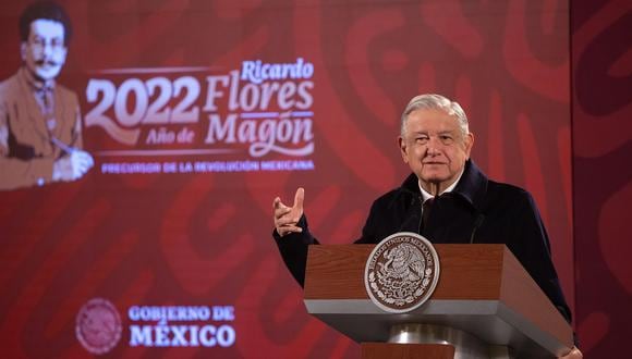 El presidente de México, Andrés Manuel López Obrador, habla durante su rueda de prensa matutina el 4 de enero del 2022 en el Palacio Nacional. (EFE/ Madla Hartz).
