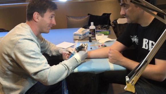 Lionel Messi le hizo un tatuaje a su tatuador oficial