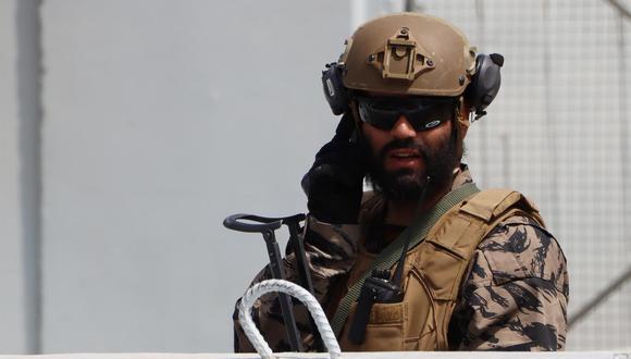 Un combatiente talibán en el aeropuerto internacional Hamid Karzai, en Kabul, Afganistán, el 31 de agosto de 2021, tras la retirada de las tropas de Estados Unidos (EFE / EPA / STRINGER).