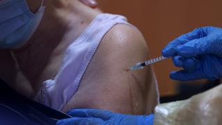 Lituania, el país con mayor incidencia de coronavirus de la Unión Europea, vacuna al personal sanitario