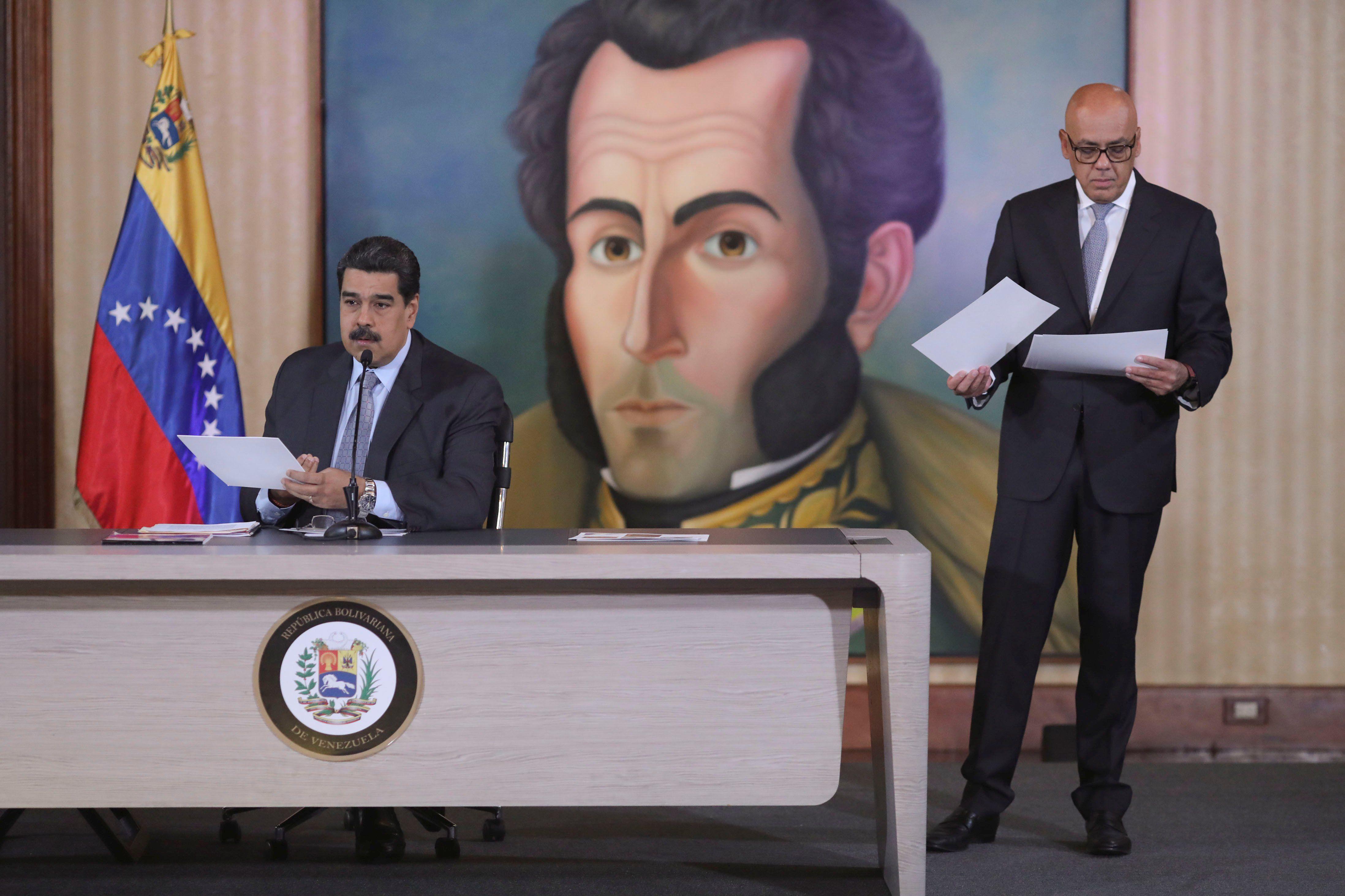 Nicolás Maduro junto al ministro de Comunicación Jorge Rodríguez. (REUTERS/Manaure Quintero).