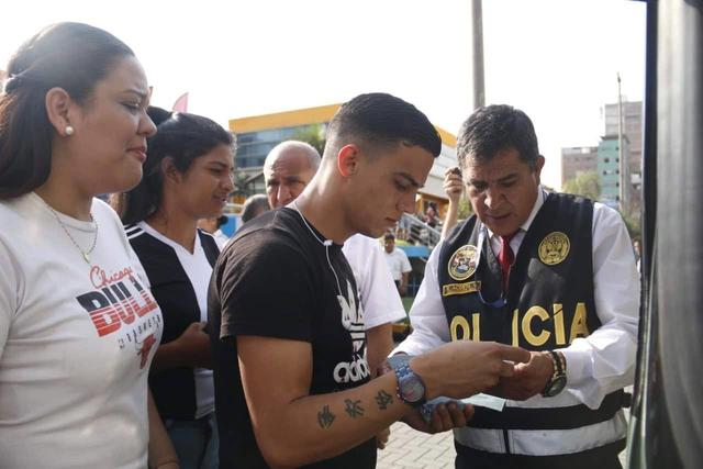 Unos 31 ciudadanos de nacionalidad venezolana indocumentados fueron intervenidos tras una operación de fiscalización en Gamarra. (Fotos: Difusión)