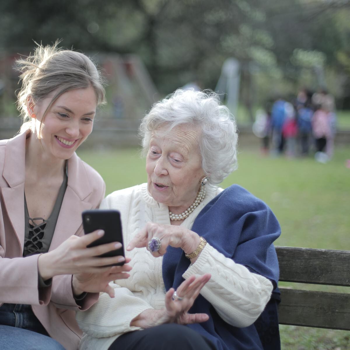 La mejor forma de configurar un celular para personas mayores de edad -  Infobae