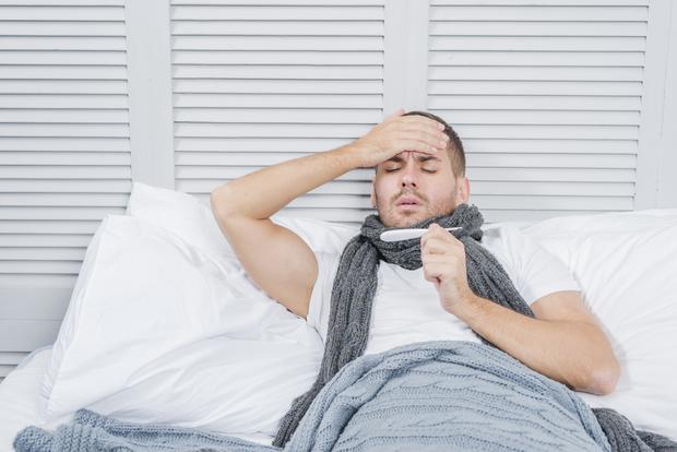 La fiebre, junto con las náuseas y el malestar estomacal, es uno de los principales síntomas de una ETA.