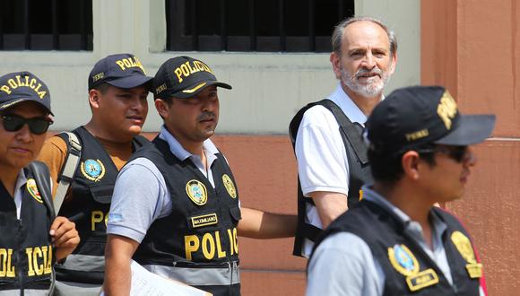 El ex gobernador regional de Lambayeque, Yehude Simon, ingresa a la Prefectura de Lima custodiado por policías, ayer. (Foto: Andina).