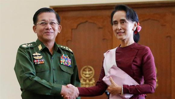 Aung San Suu Kyi estrecha la mano del comandante en jefe militar de Birmania, el general mayor Min Aung Hlaing, el 2 de diciembre de 2015. (EFE).