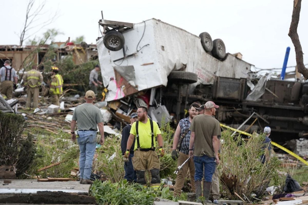 Trabajadores buscan entre los restos de propiedades dañadas por el tornado, el 21 de mayo de 2024, en Greenfield, Iowa. (Foto de Charlie Neibergall / AP)