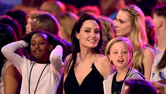 Shiloh Jolie- Pitt, junto a su madre, Angelina Jolie, y su hermana, Zahara Jolie-Pitt, durante la ceremonia de los Kids' Choice Awards del 2015. (Foto: AFP)