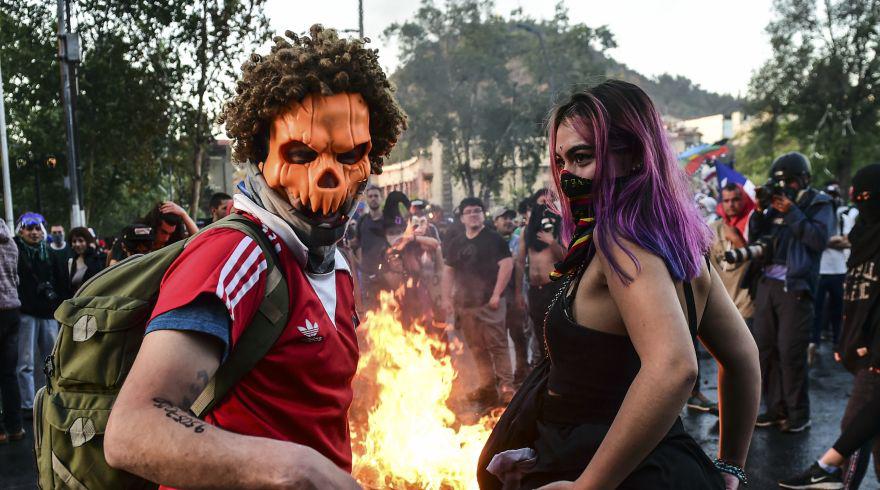 Miles de manifestantes atendieron a la convocatoria por redes sociales para participar en la “Halloween marcha invasión” con llamativos disfraces que lucieron en plaza Italia. (Foto: AFP).