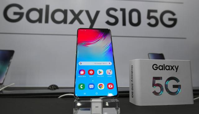 El teléfono inteligente Samsung Galaxy S10 5G se muestra en una tienda de SK Telecom durante un evento de lanzamiento en Seúl el 5 de abril de 2019. (Foto: AFP)