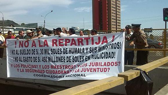 Colocan carteles en Vía Expresa contra ‘repartija de sueldos’
