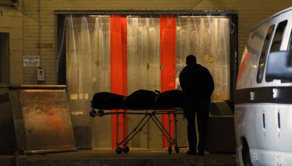 Un cuerpo es transportado a un vehículo funerario en el Hospital Mount Sinai West en Nueva York, Estados Unidos, el pasado 28 de abril. (Foto referencial: EFE/EPA/Peter Foley).