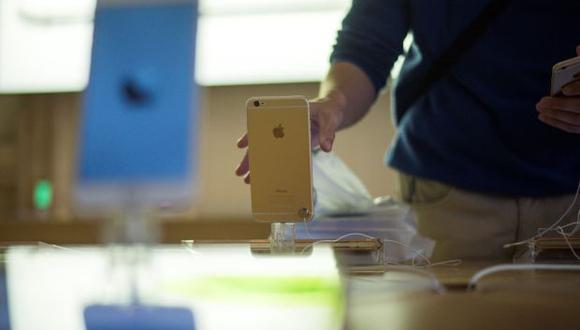 La semana pasada, el grupo estadounidense, que cada año saca a la venta un nuevo modelo de iPhone, reveló que ralentizaba voluntariamente el rendimiento de los teléfonos para "prolongar su vida". (Foto: AFP)