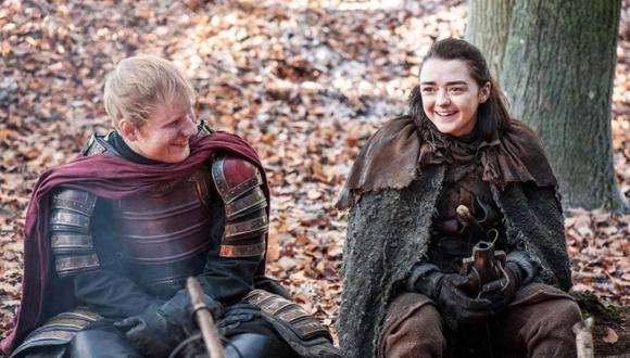Ed Sheeran junto a Maisie Williams durante el rodaje de la séptima temporada de "Game of Thrones". (Foto: HBO).